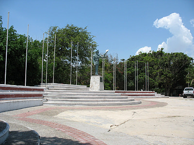 Plaza de la Paz park in Barranquilla, Colombia thumbnail