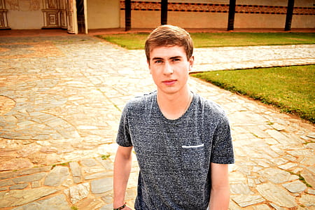 Man Wearing Gray Crew-neck Shirt thumbnail