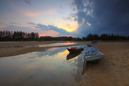 black and red motor boat thumbnail