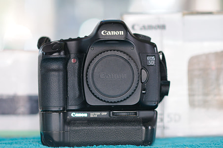 selective focus photography of black Canon EOS 5D camera thumbnail