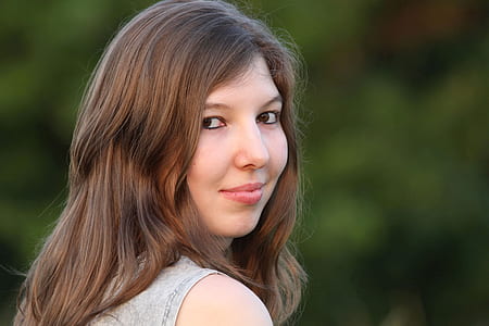 woman wearing gray top thumbnail