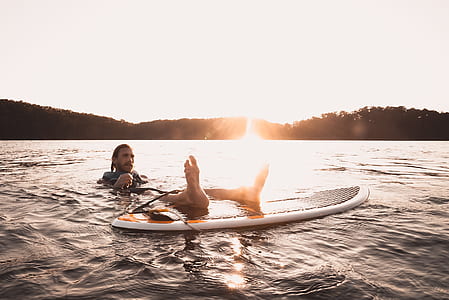 man putting his feet on surfboard thumbnail