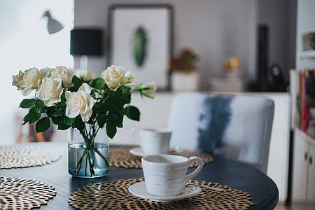 Round breakfast table with white flowers and golden coffee mats thumbnail