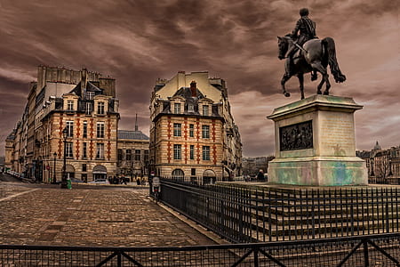 man on horse statue thumbnail