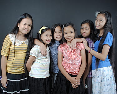 group of girls taking selfie thumbnail