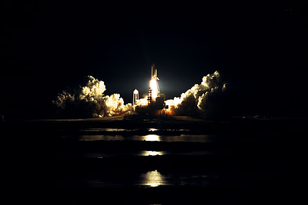 photo of launch of space shuttle thumbnail