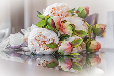 photo of pink and white bouquet thumbnail