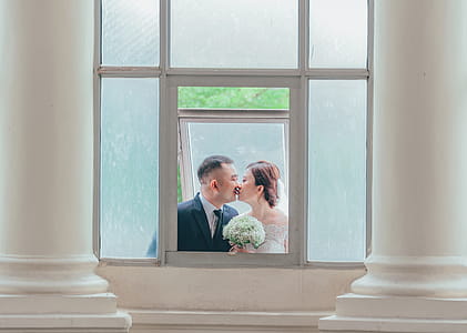 Newly Wed Couple Kissing thumbnail