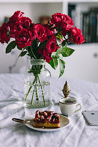 Red roses, cake nad Apple iPhone 6 thumbnail