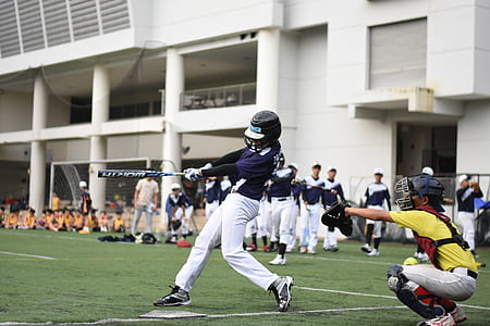 group of people playing baseball thumbnail