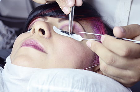 woman putting extension lashes thumbnail