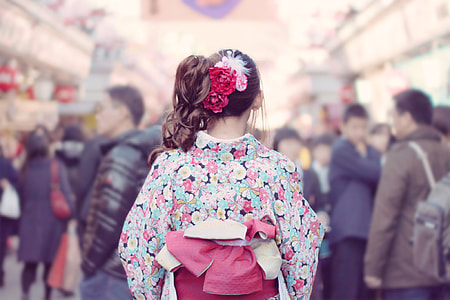 woman wearing kimono selective photography thumbnail