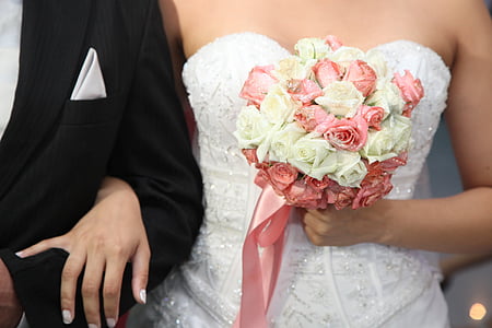 white and pink roses bouquet thumbnail