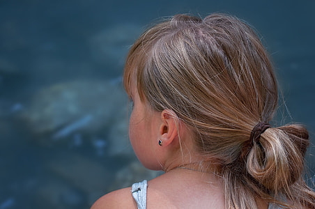 shallow photography of girl thumbnail