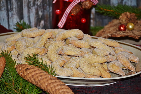 biscuits on platter thumbnail