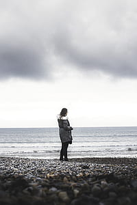 woman facing at sea thumbnail