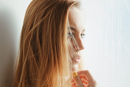 woman lean on white wall thumbnail