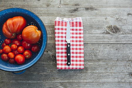 aerial view of black knife beside tomatoes thumbnail
