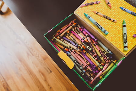Crayola crayons in box thumbnail