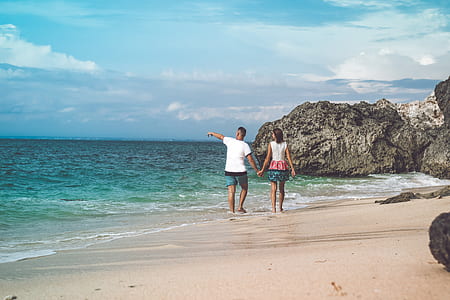 couple walking in a seashore thumbnail