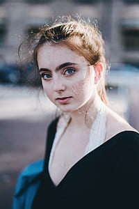 shallow focus photography of brown haired woman thumbnail