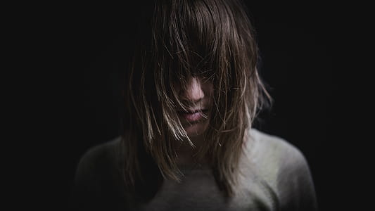 woman wearing gray T-shirt thumbnail