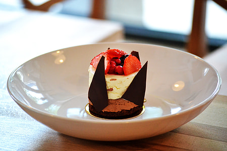 cake with strawberry toppings thumbnail