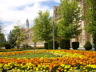 Gardens of Plaza de San Marcos in Leon, Spain thumbnail