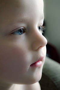 focus photo of child face thumbnail