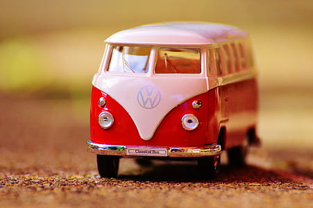 red and white Volkswagen T1 scale model thumbnail