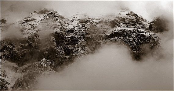 close-up photography of rock formation thumbnail