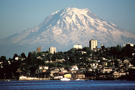 Tacoma with a view of Mount Rainier in Washington thumbnail