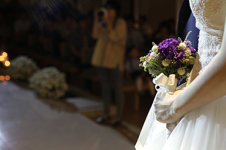 bride holding bouquet thumbnail