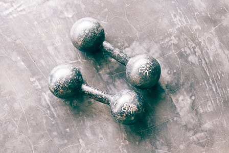 grayscale photography of 8 kg dumbbells thumbnail