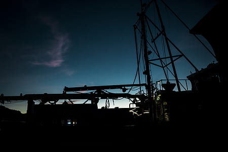 silhouette of oil rig thumbnail