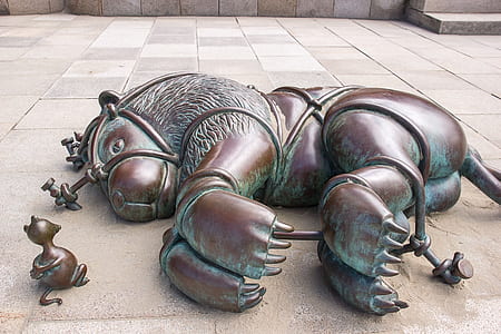 tied down lion and mouse statue thumbnail