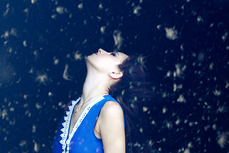 woman wearing blue sleeveless top look up the sky thumbnail