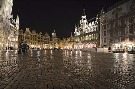people outside palace thumbnail