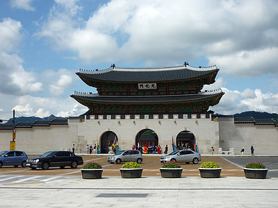 Gwanghwamun gate under sky and clouds in Seoul, South Korea thumbnail