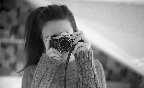 woman taking pictures thumbnail