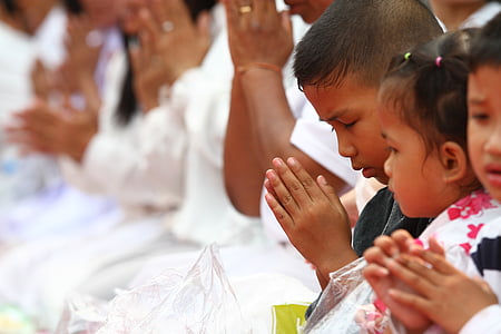 people praying thumbnail