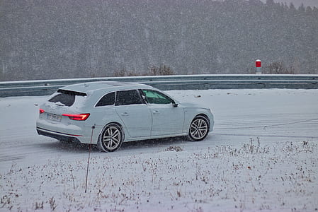 white SUV on snow thumbnail