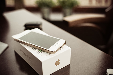 iPhone 5S Gold with a box thumbnail