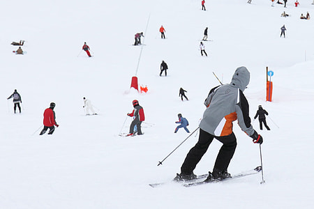 people snow skiing thumbnail