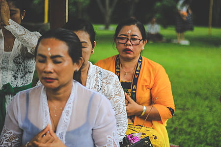four woman praying thumbnail