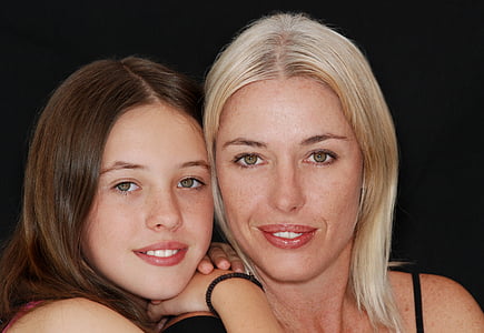 woman and girl smiling thumbnail