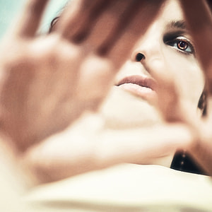 close up photography of a woman thumbnail