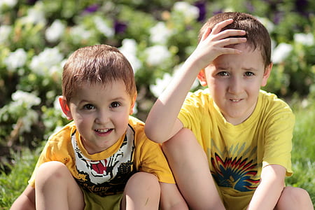 shallow focus photography of two kids thumbnail