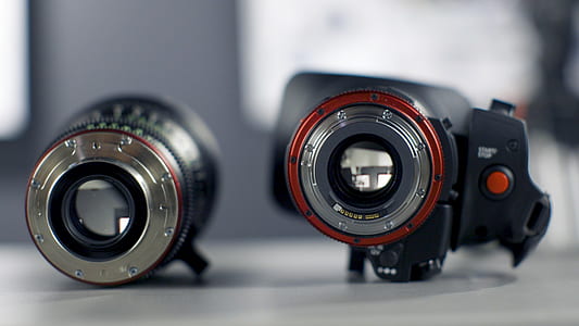 two DSLR camera lenses thumbnail
