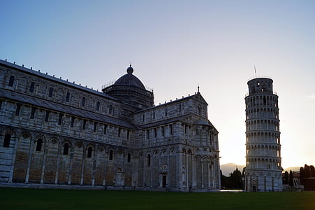 Leaning Tower of Pisa under cloudy sky thumbnail